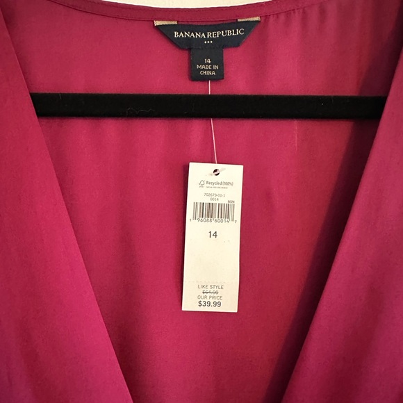 NWT Banana Republic Business Casual Deep Pink Sleeveless Satin Blouse size 14 - Picture 2 of 3